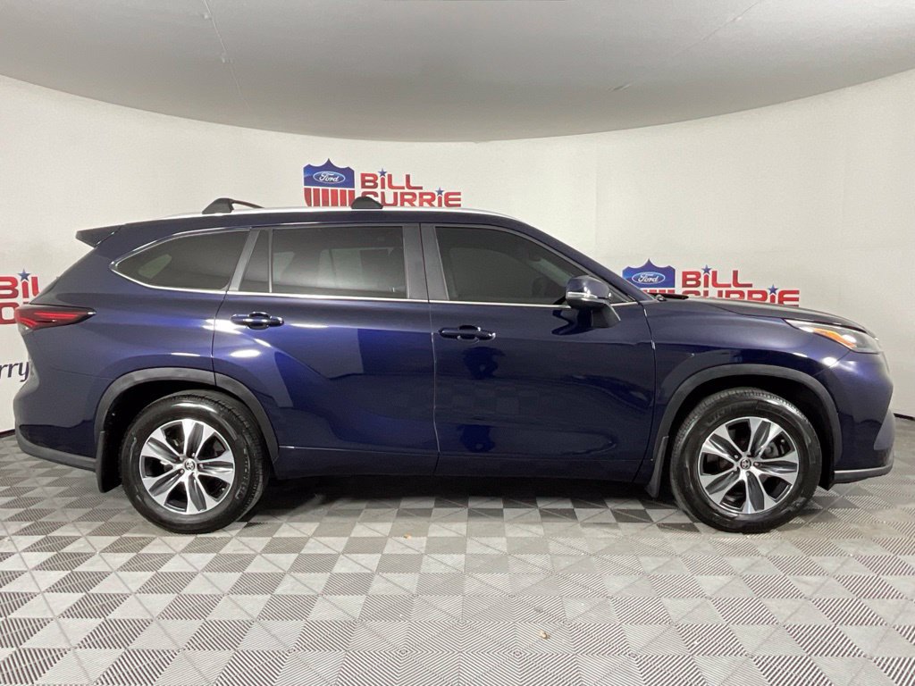 Used 2025 Toyota Highlander XLE FWD image 2