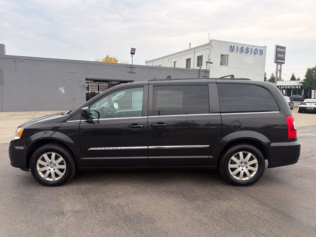 Used 2015 Chrysler Town & Country Touring FWD image 4