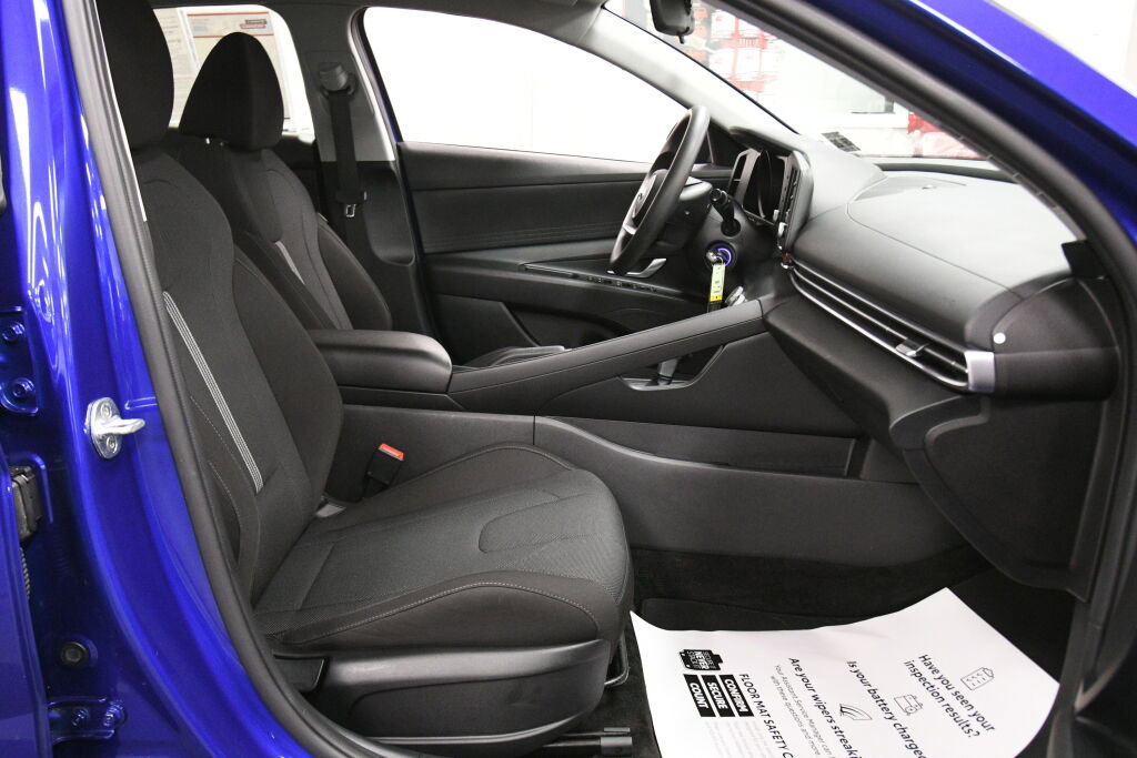 Used 2021 Hyundai Elantra SE image 25