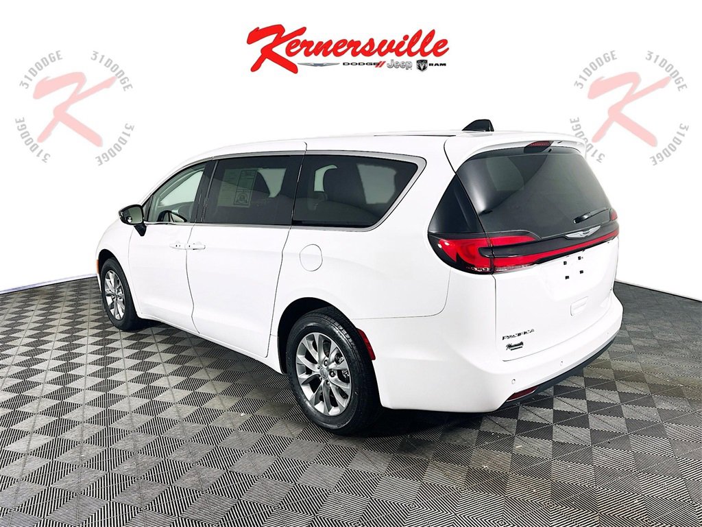 Used 2024 Chrysler Pacifica Touring-L image 5