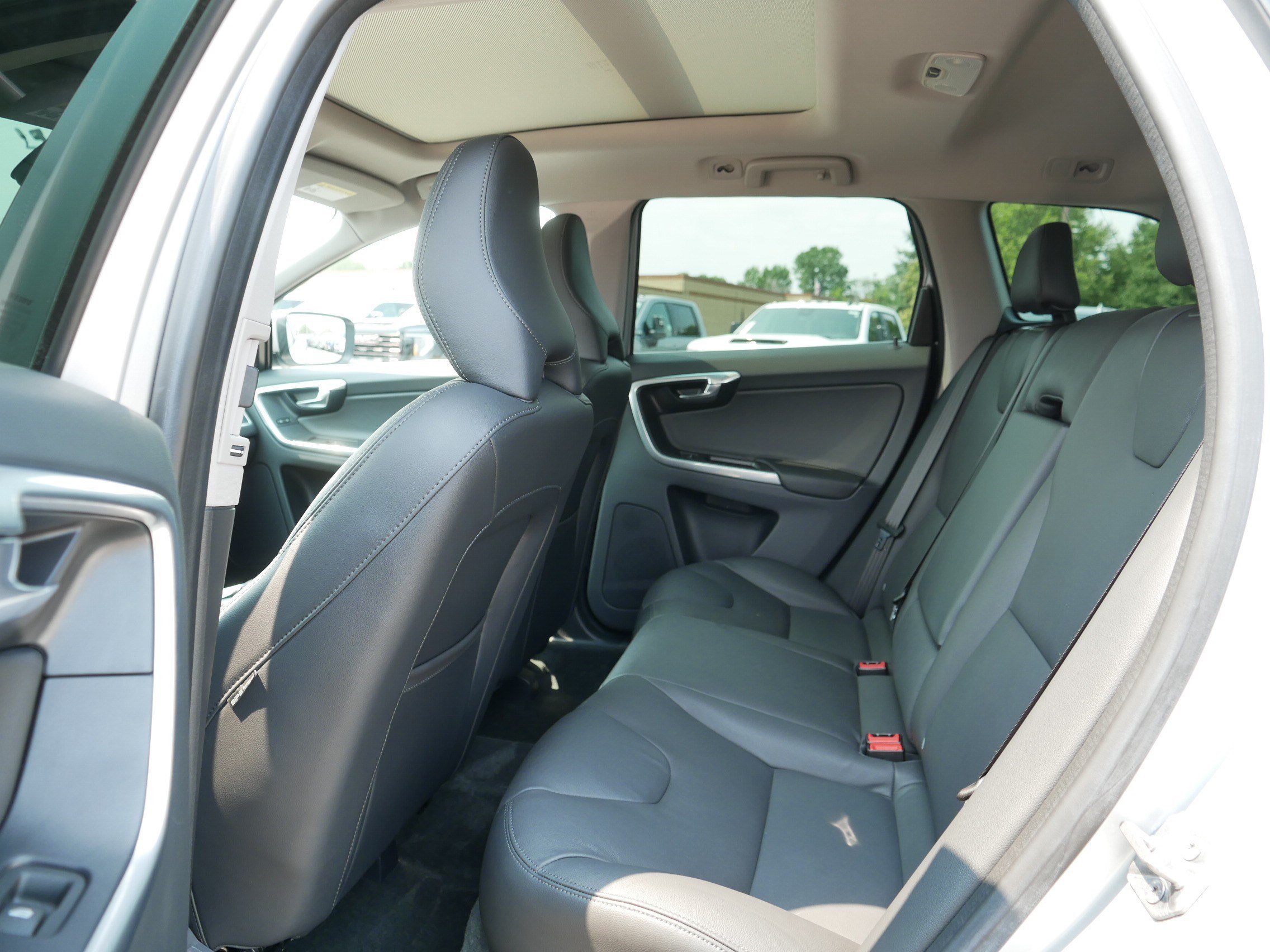 Used 2015 Volvo XC60 T6 w/ Proximity Package AWD/4WD image 35