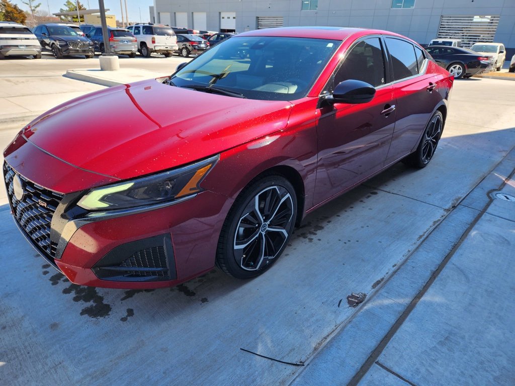 Used 2024 Nissan Altima 2.5 SR w/ SR Premium Package image 1