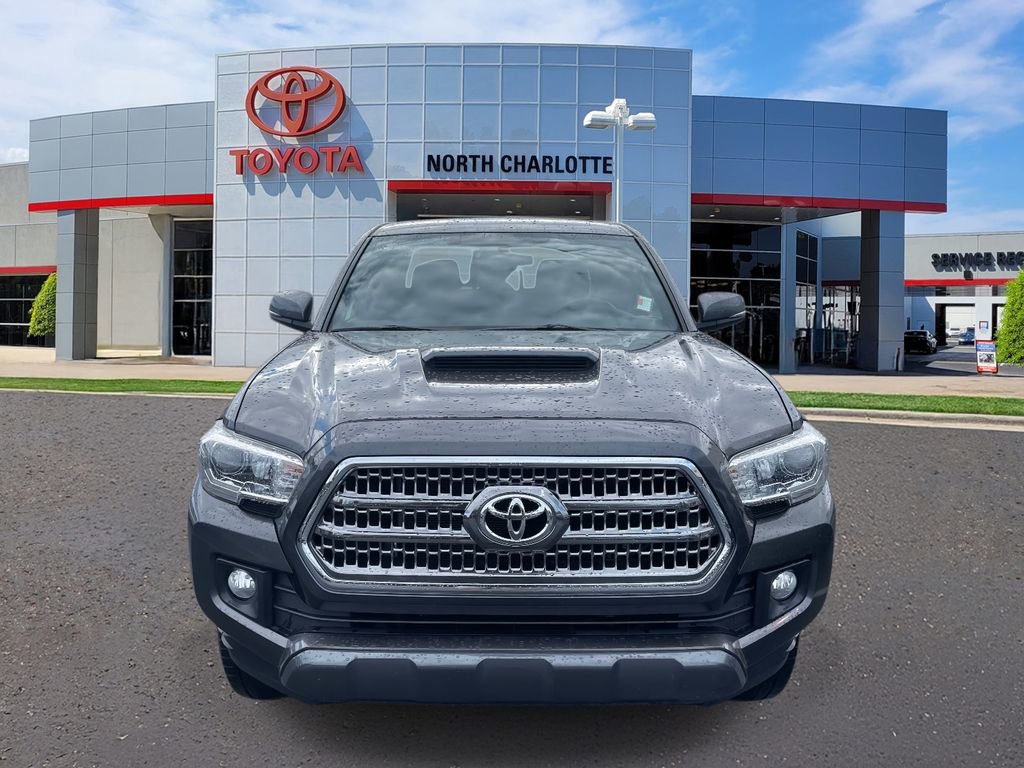 Used 2016 Toyota Tacoma TRD Sport image 3