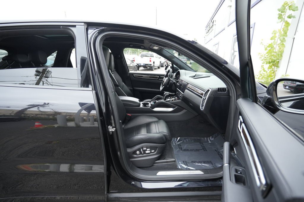 Used 2019 Porsche Cayenne Turbo AWD/4WD image 35