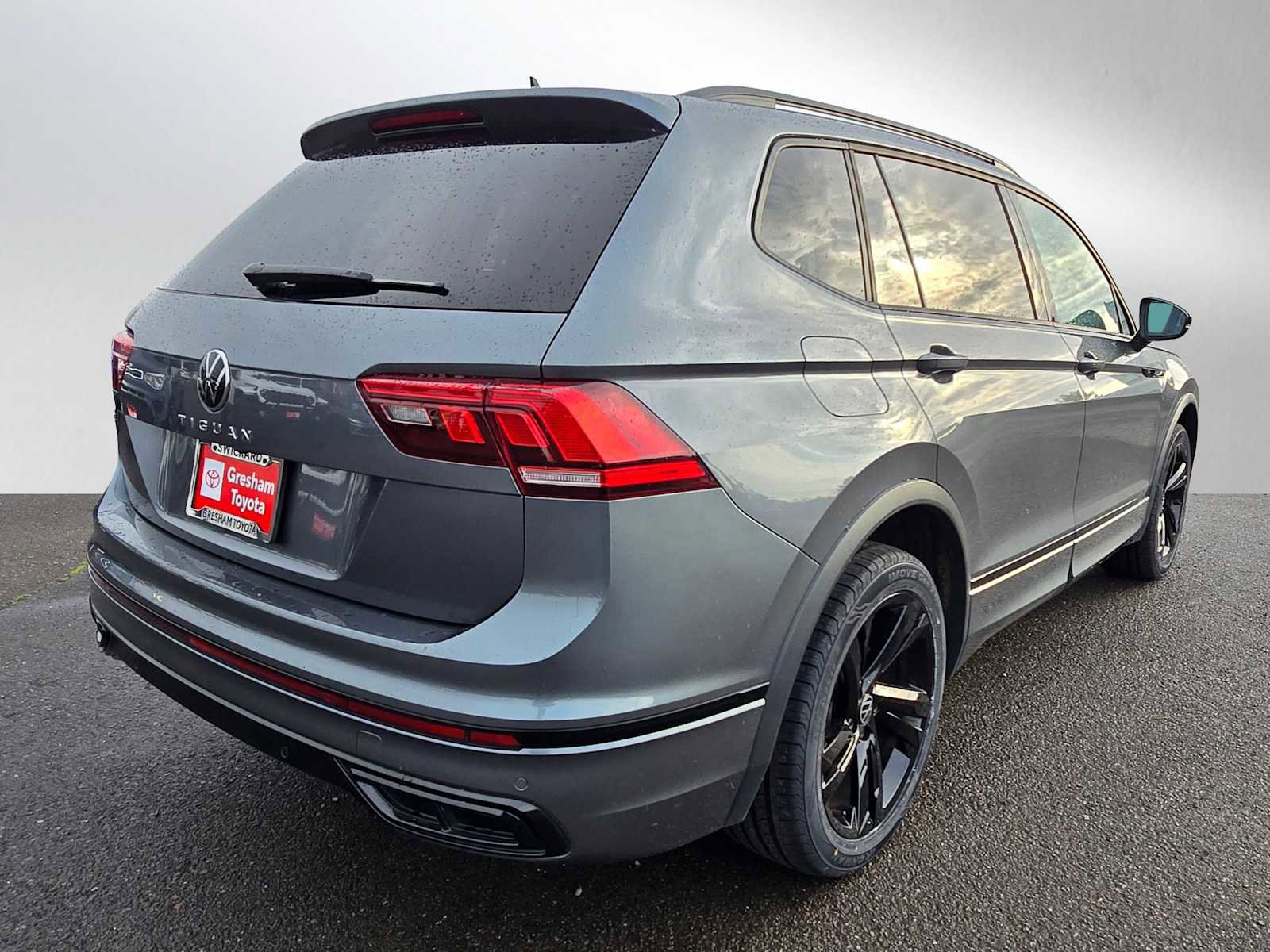 Used 2023 Volkswagen Tiguan SE R-Line image 3