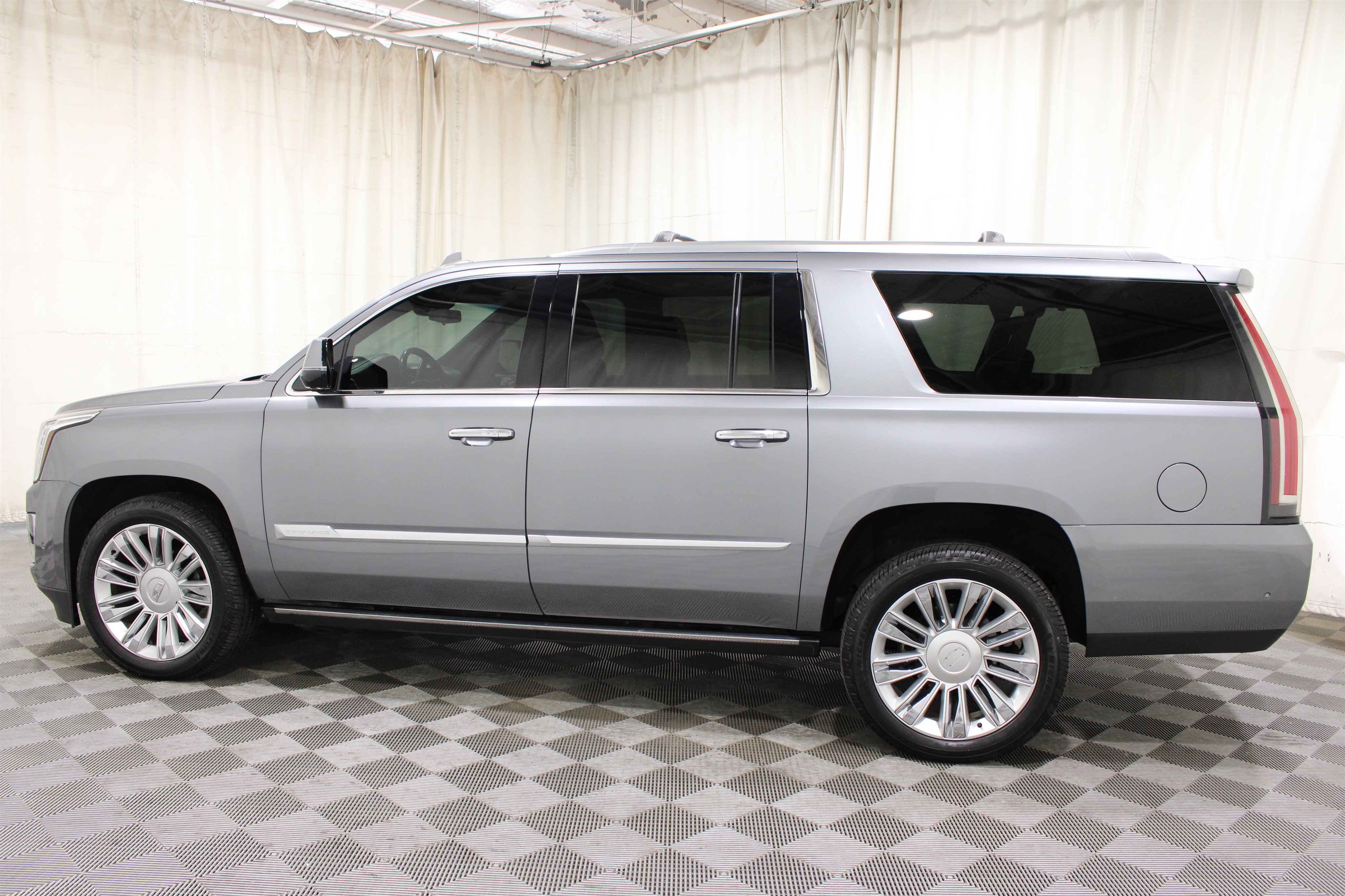Used 2019 Cadillac Escalade ESV Platinum AWD/4WD image 34