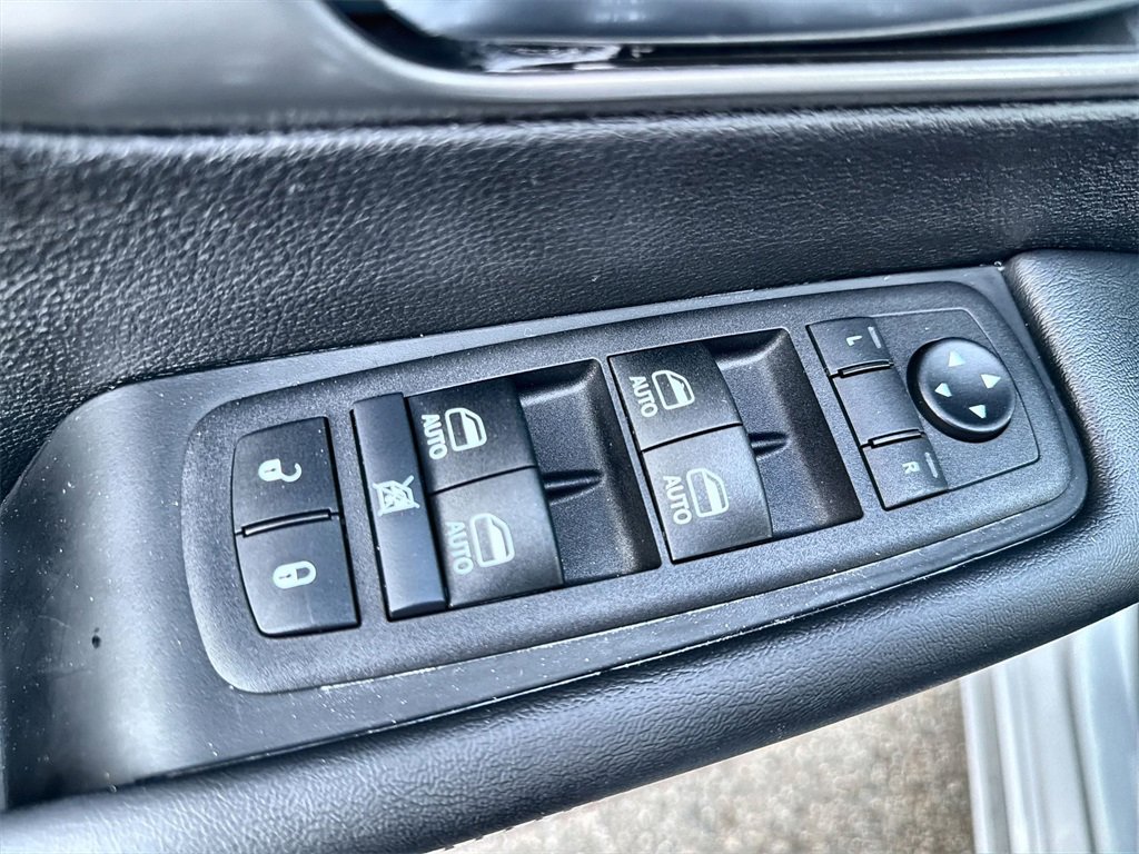 Used 2026 Chrysler Pacifica Select image 15