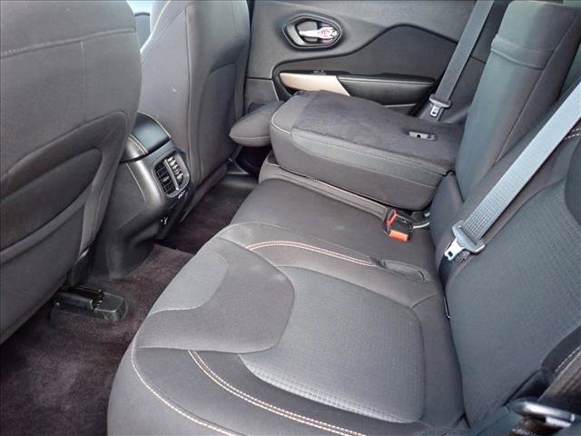 Used 2017 Jeep Cherokee Latitude w/ Safety/Convenience Group AWD/4WD image 9