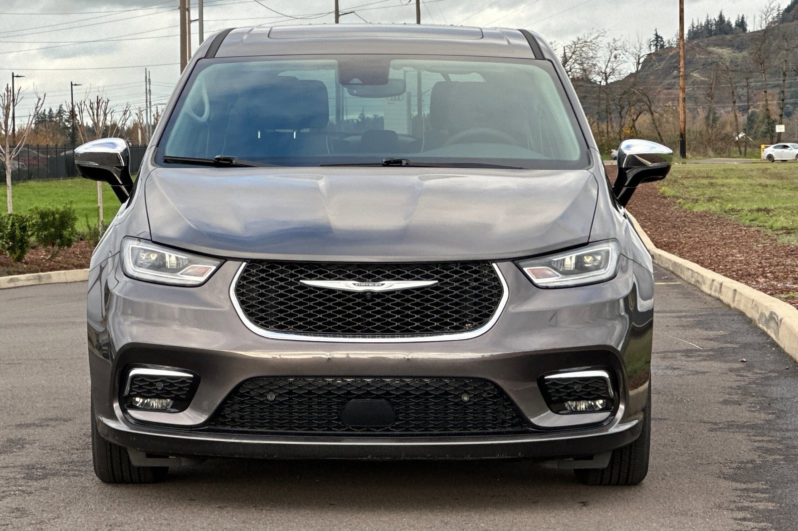 Used 2023 Chrysler Pacifica Limited w/ Uconnect Theater Family Group image 8