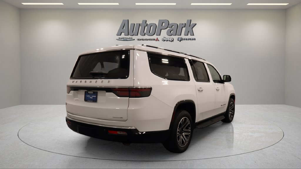 Used 2024 Jeep Wagoneer L Series II w/ Flexible Seating Group AWD/4WD image 7