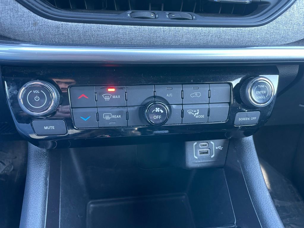 Used 2024 Jeep Compass Latitude image 12