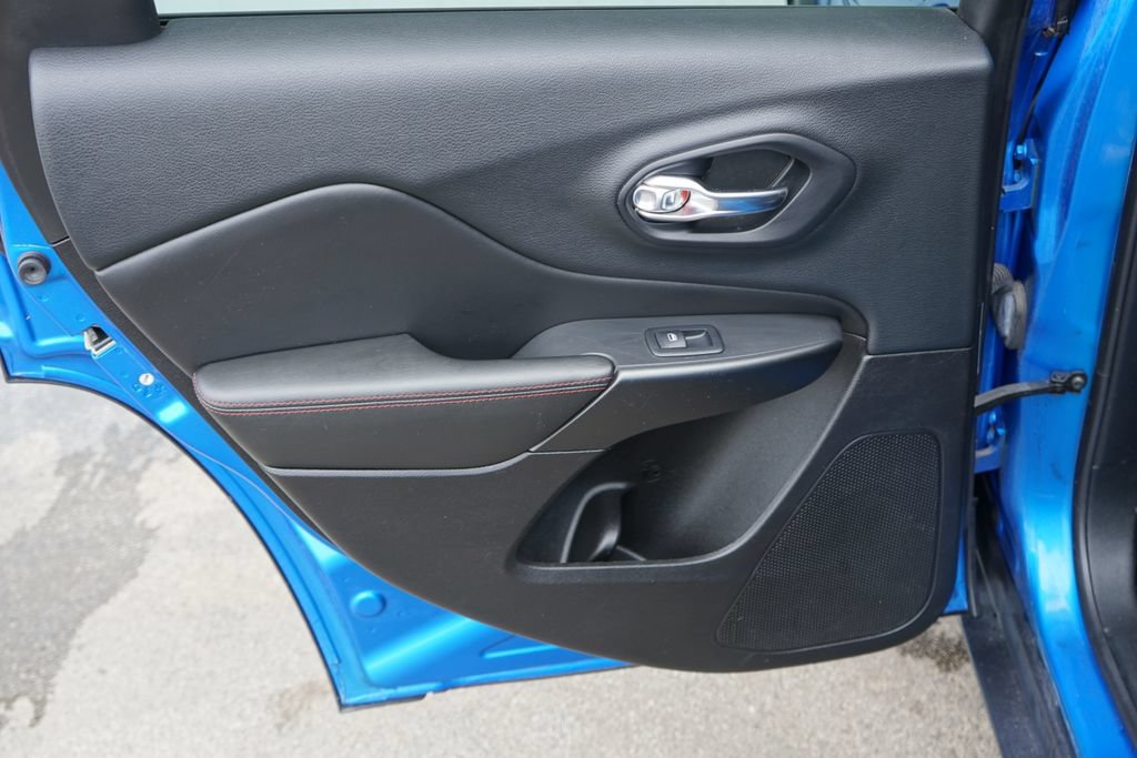 Used 2019 Jeep Cherokee Trailhawk AWD/4WD image 26