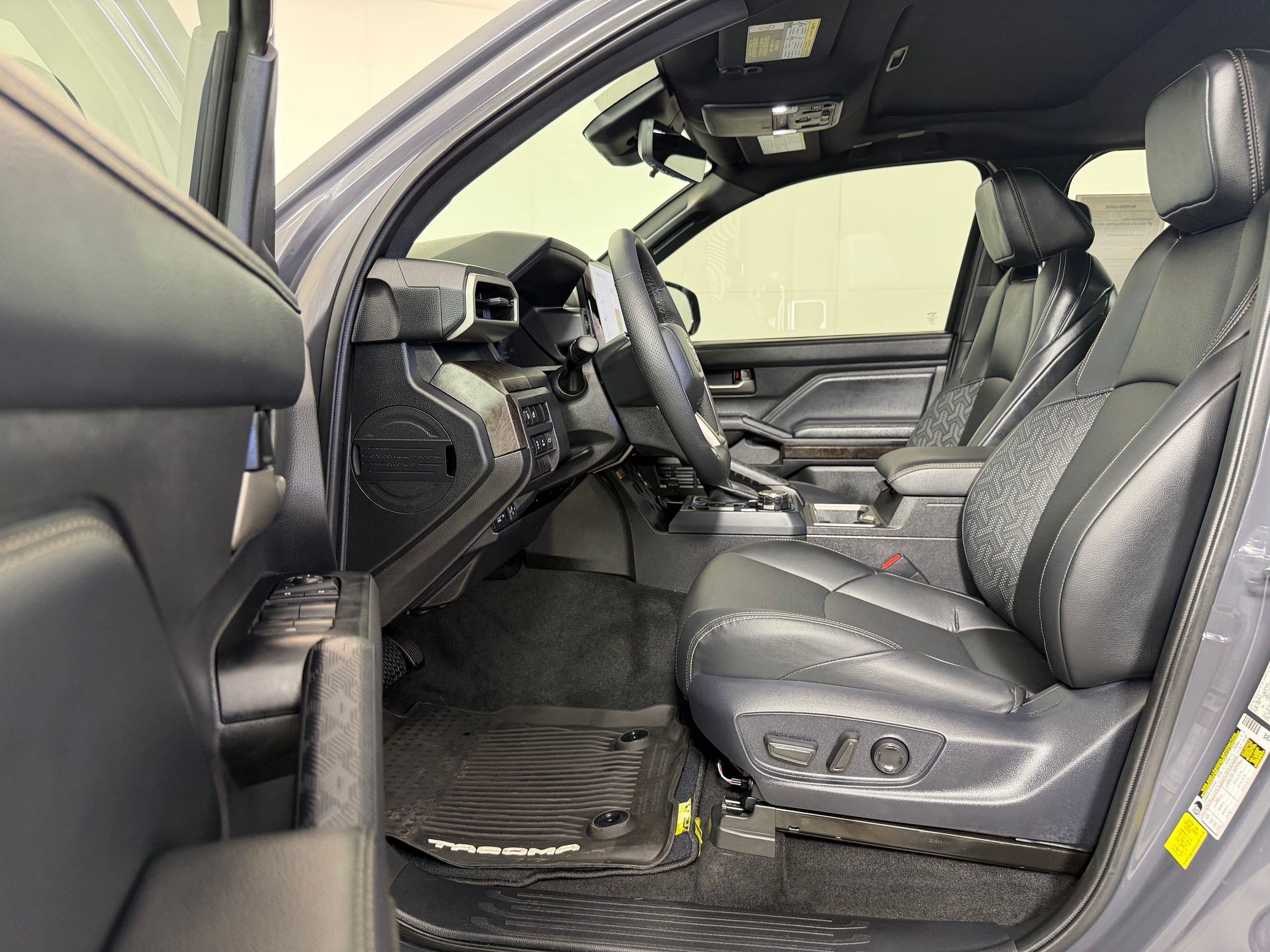 Used 2025 Toyota Tacoma Limited AWD/4WD image 5