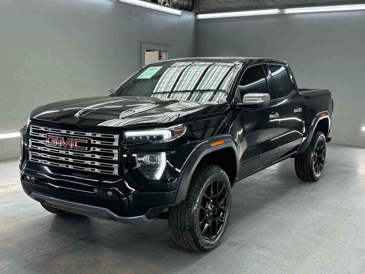 Used 2024 GMC Canyon Denali w/ LPO, Denali Black Edition AWD/4WD image 3