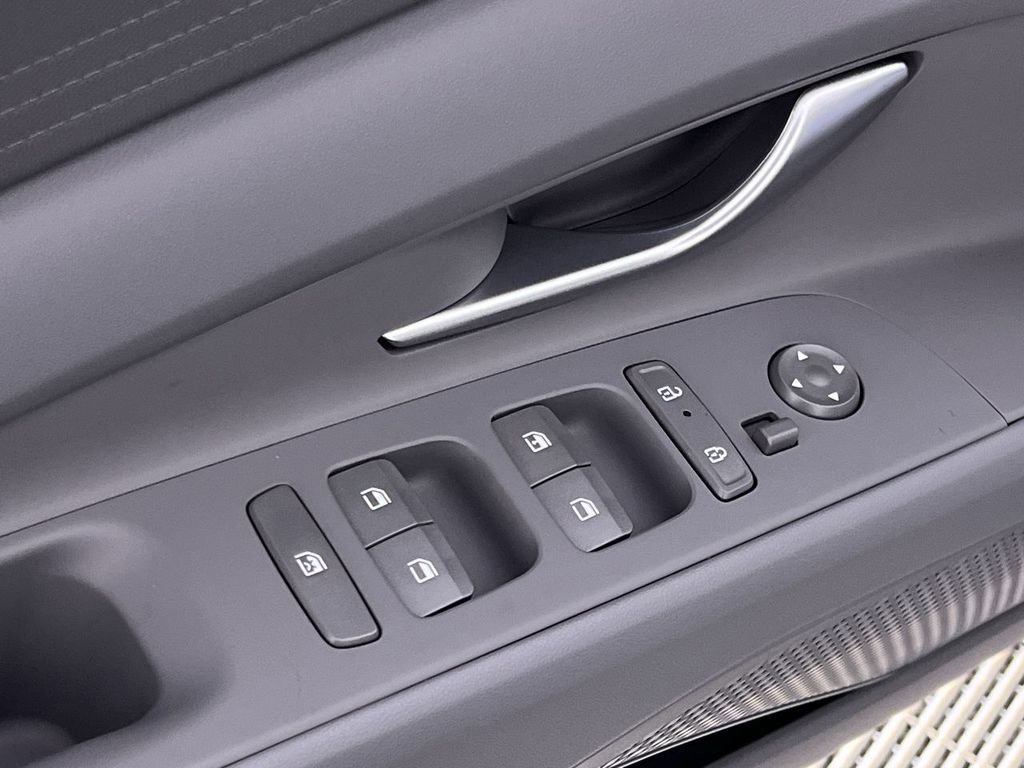 Used 2025 Hyundai Elantra SE FWD image 15