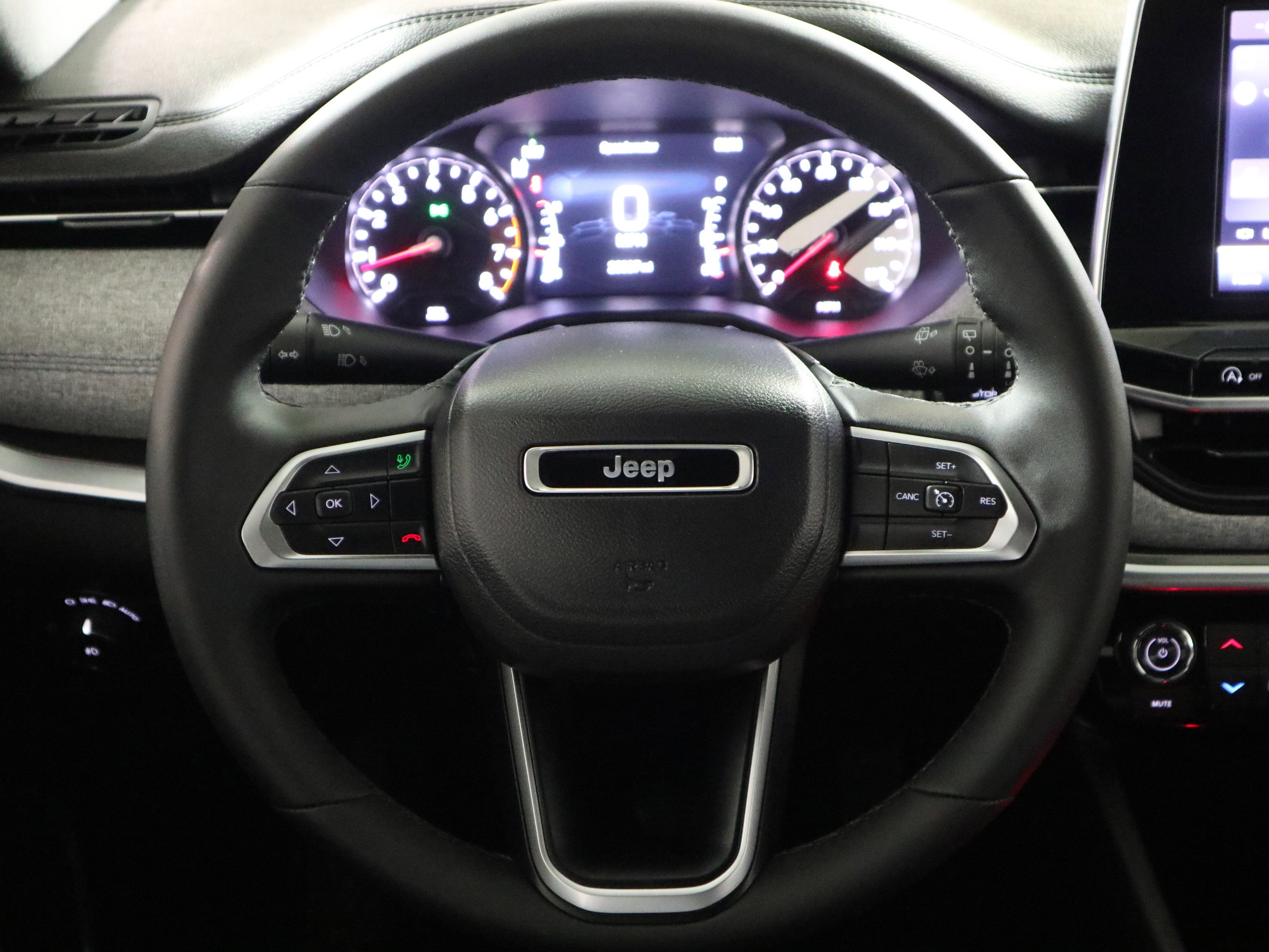 Used 2025 Jeep Compass Latitude AWD/4WD image 17