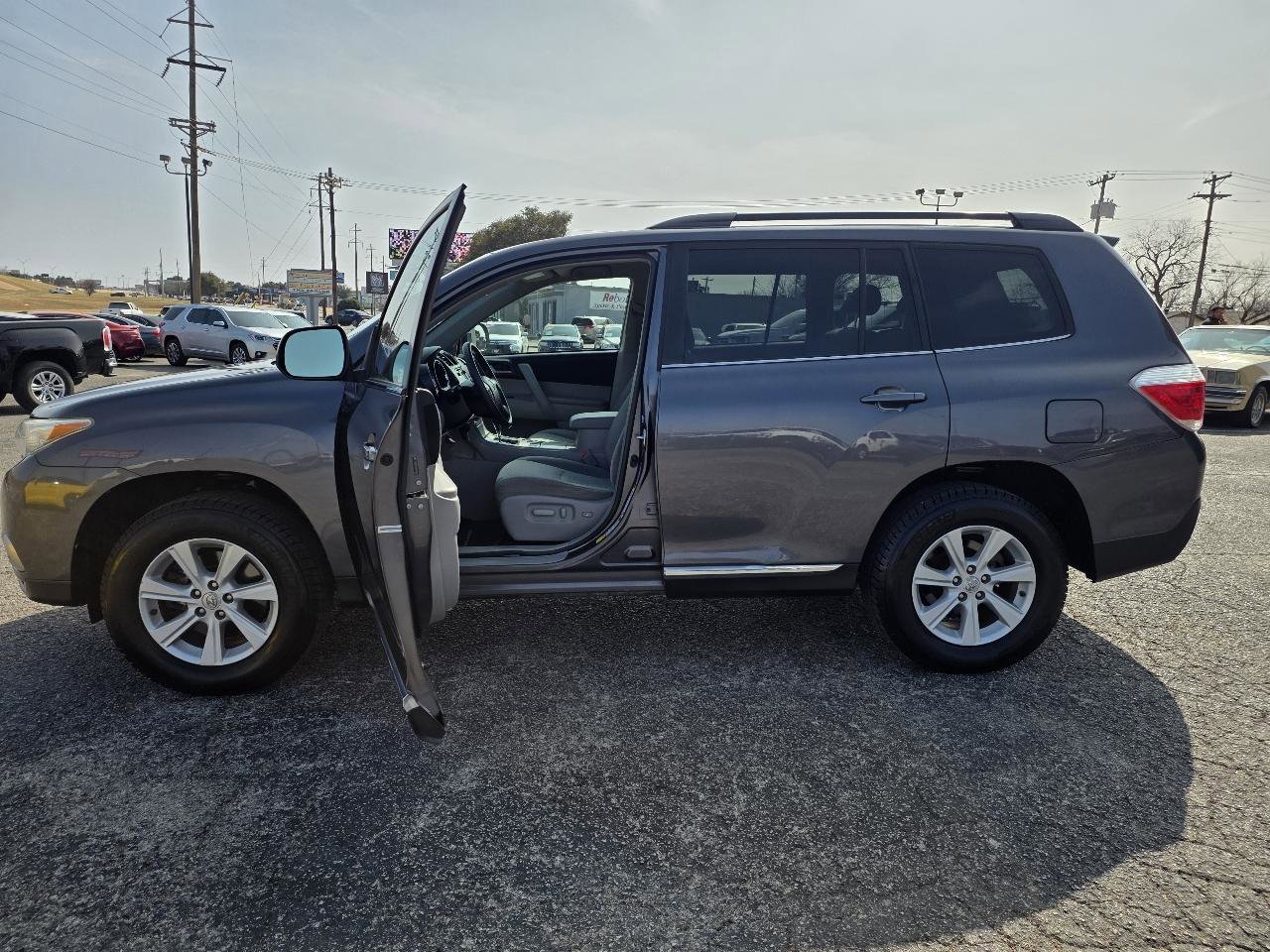 Used 2013 Toyota Highlander Plus image 9