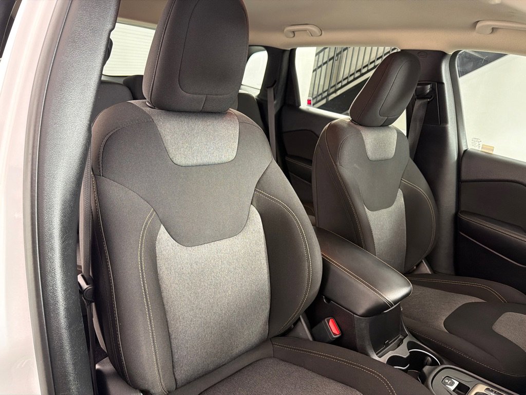 Used 2018 Jeep Cherokee Latitude w/ Cold Weather Group image 25