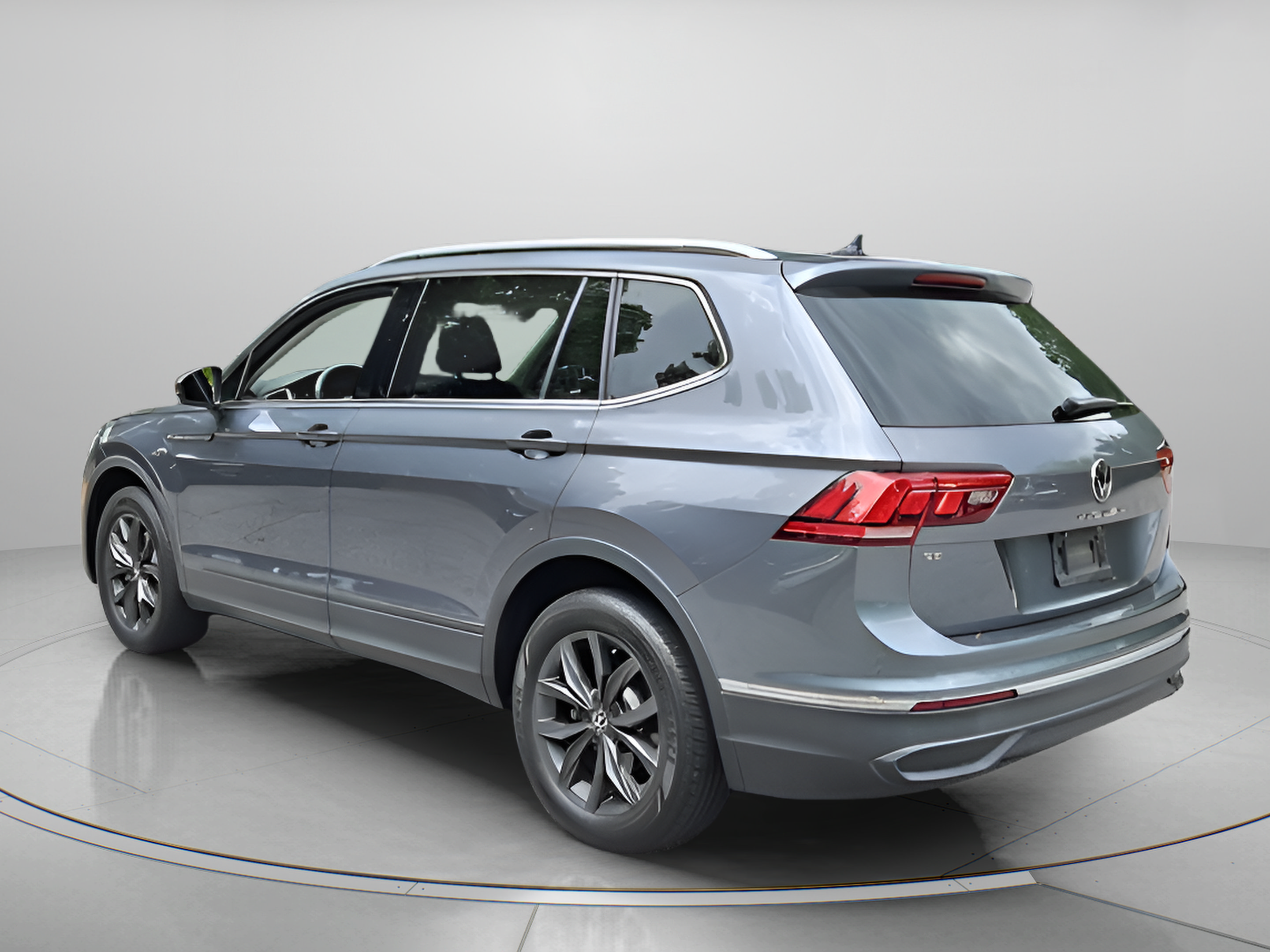 Certified 2023 Volkswagen Tiguan SE w/ Panoramic Sunroof Package FWD image 3