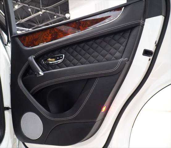 Used 2018 Bentley Bentayga AWD/4WD image 16