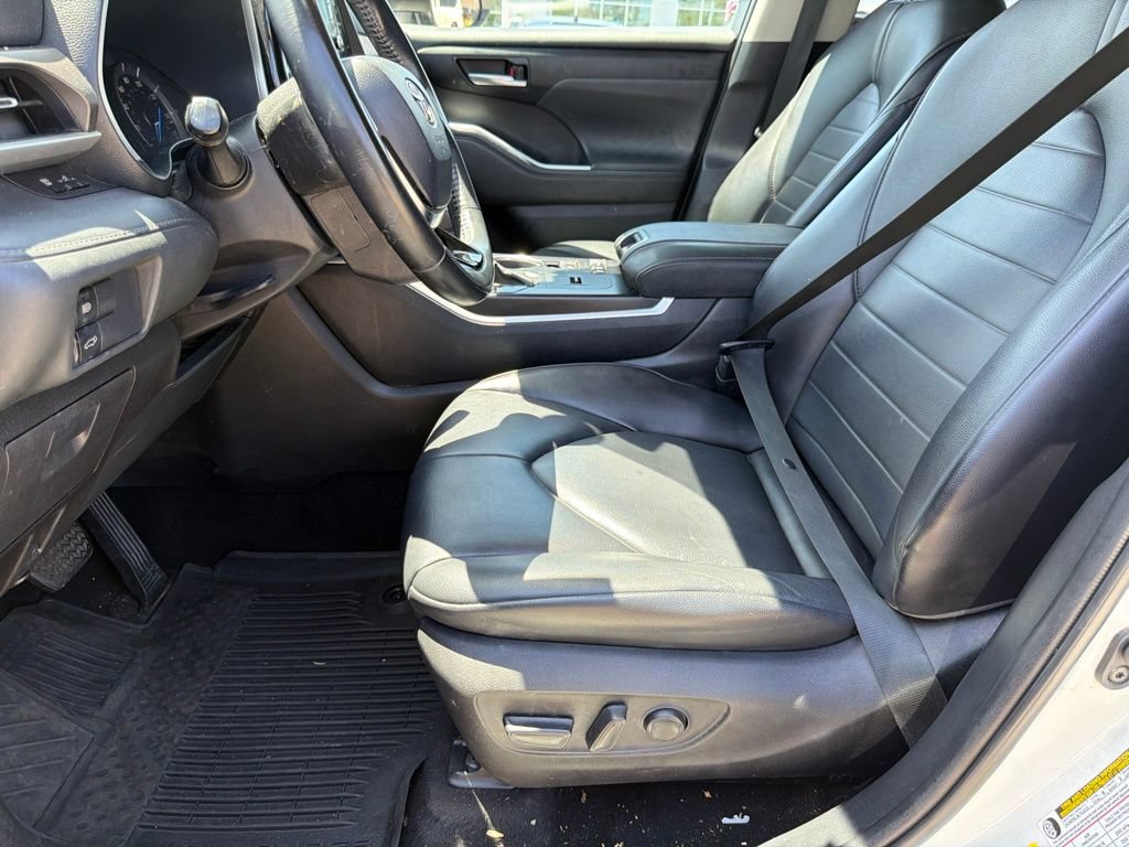 Used 2021 Toyota Highlander XLE AWD/4WD image 19