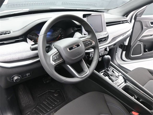 Used 2025 Jeep Compass Sport image 23