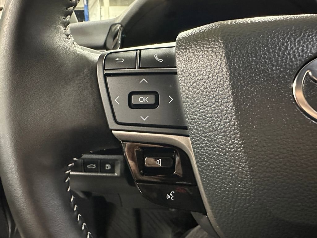 Used 2025 Toyota Camry SE image 21