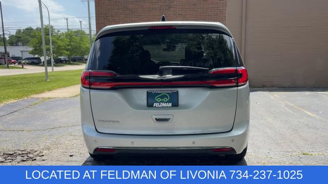 Used 2024 Chrysler Pacifica Touring-L FWD image 7