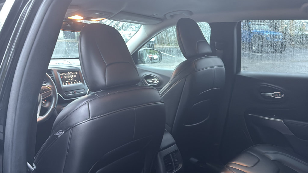 Used 2019 Jeep Cherokee Latitude Plus w/ Cold Weather Group AWD/4WD image 28