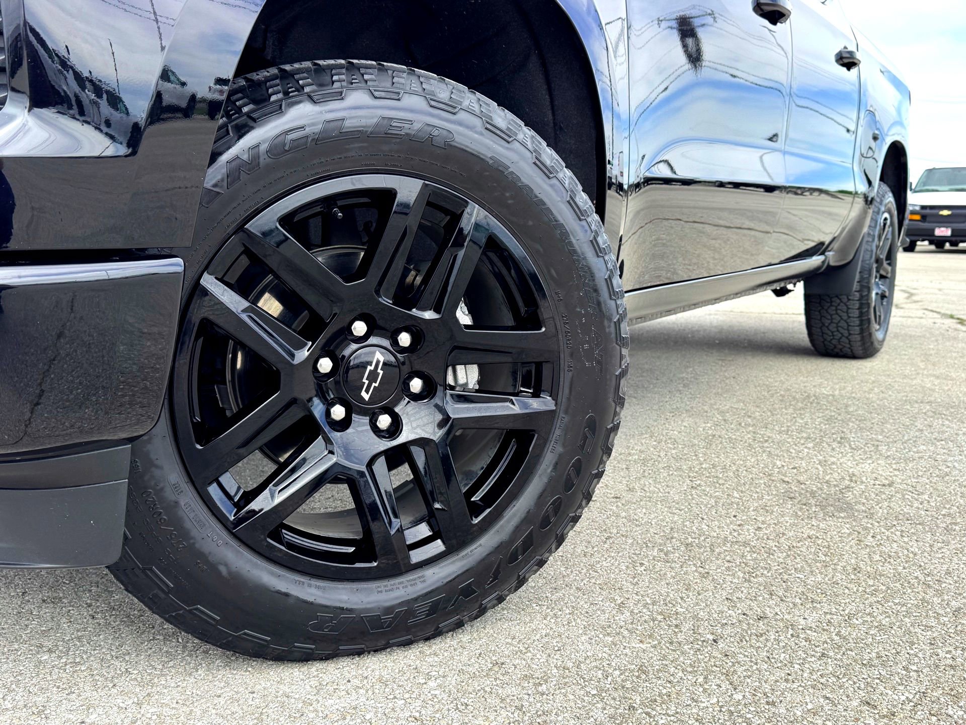 Used 2022 Chevrolet Silverado 1500 RST AWD/4WD image 2