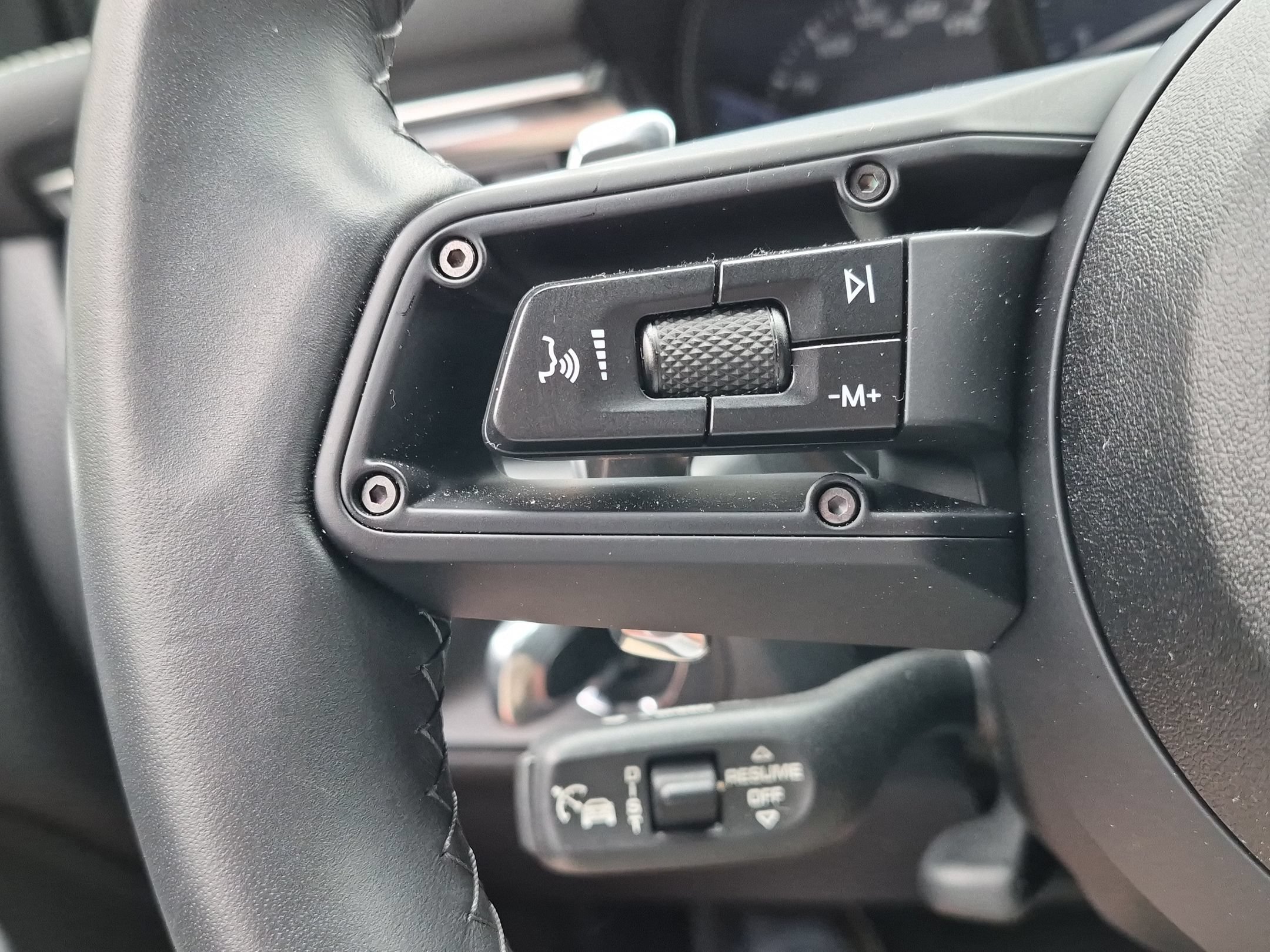 Certified 2025 Porsche Macan Turbo AWD/4WD image 8