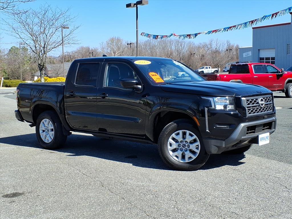 Used 2023 Nissan Frontier SV image 2