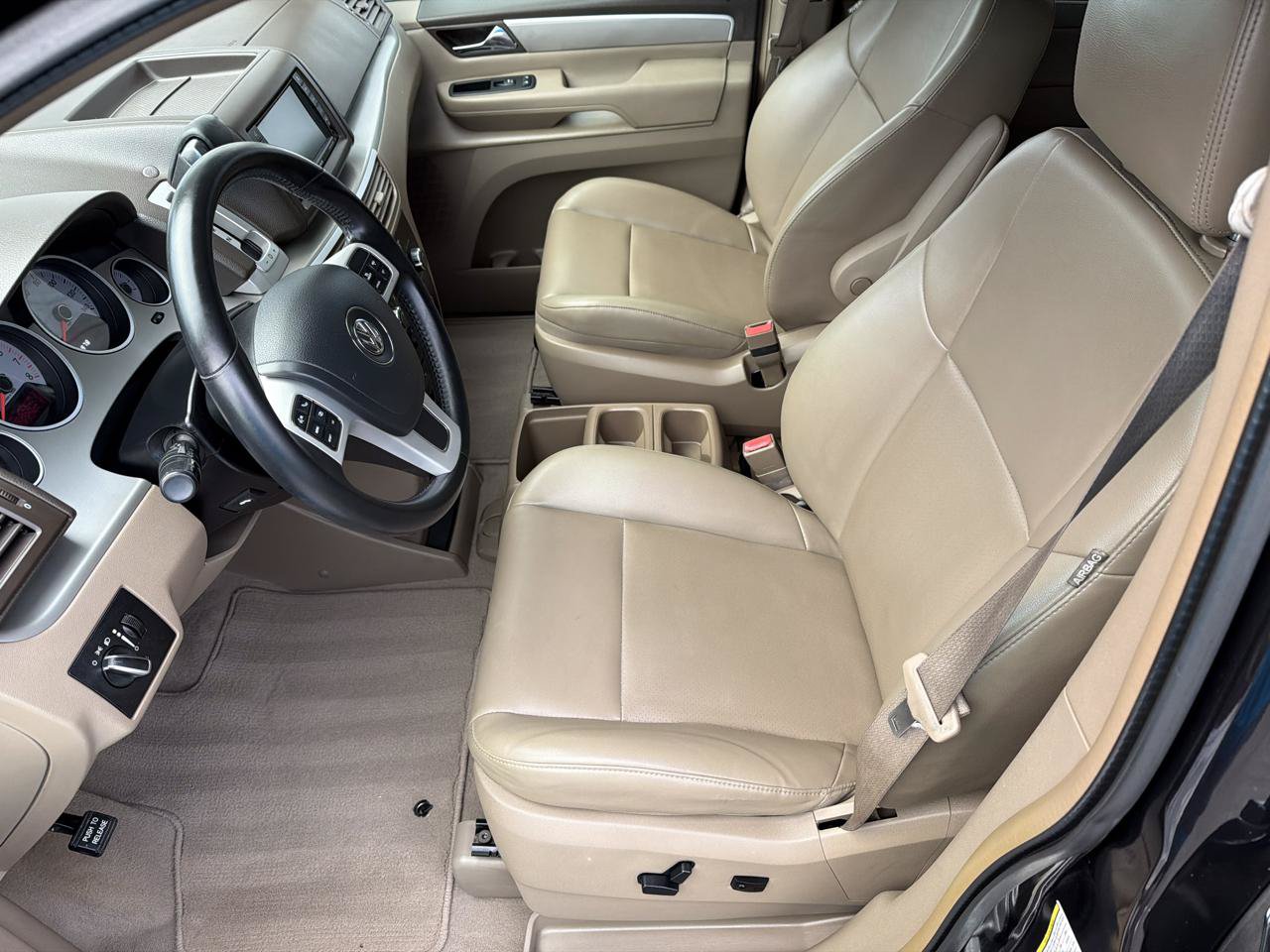 Used 2011 Volkswagen Routan SE FWD image 8