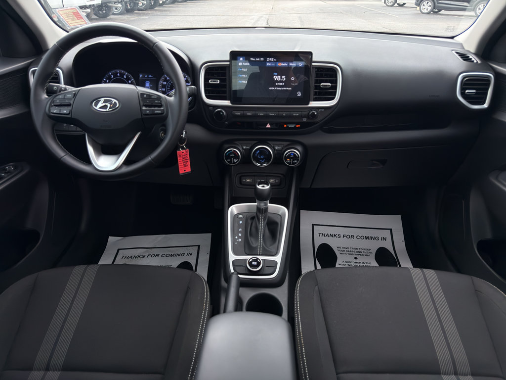 Used 2022 Hyundai Venue SEL FWD image 17
