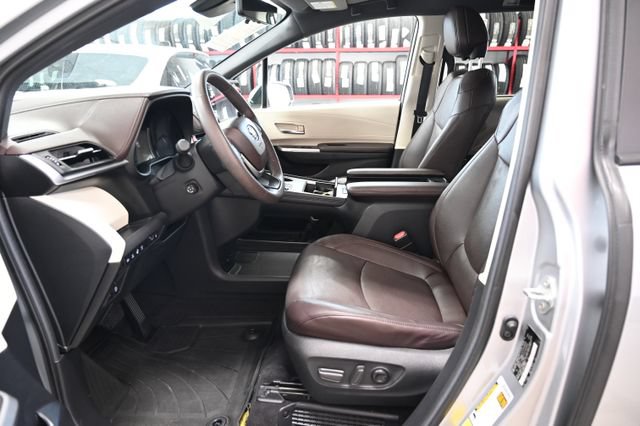 Used 2023 Toyota Sienna Platinum AWD/4WD image 10