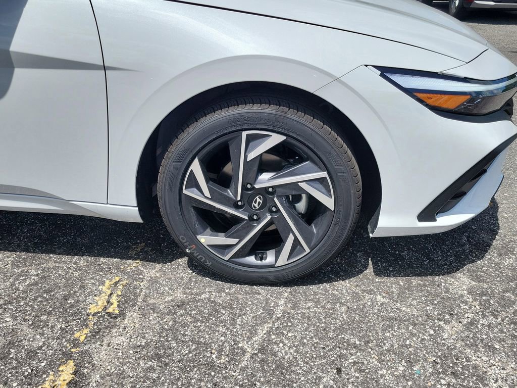Used 2025 Hyundai Elantra Sport image 3
