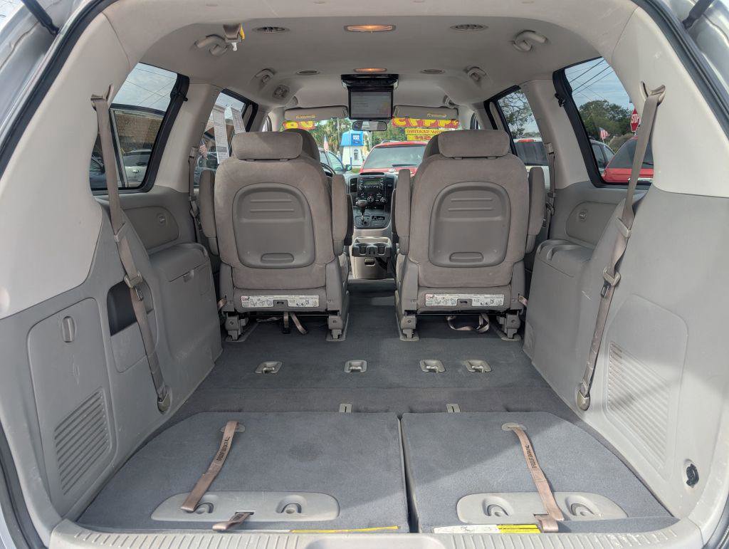 Used 2008 Hyundai Entourage Limited image 13