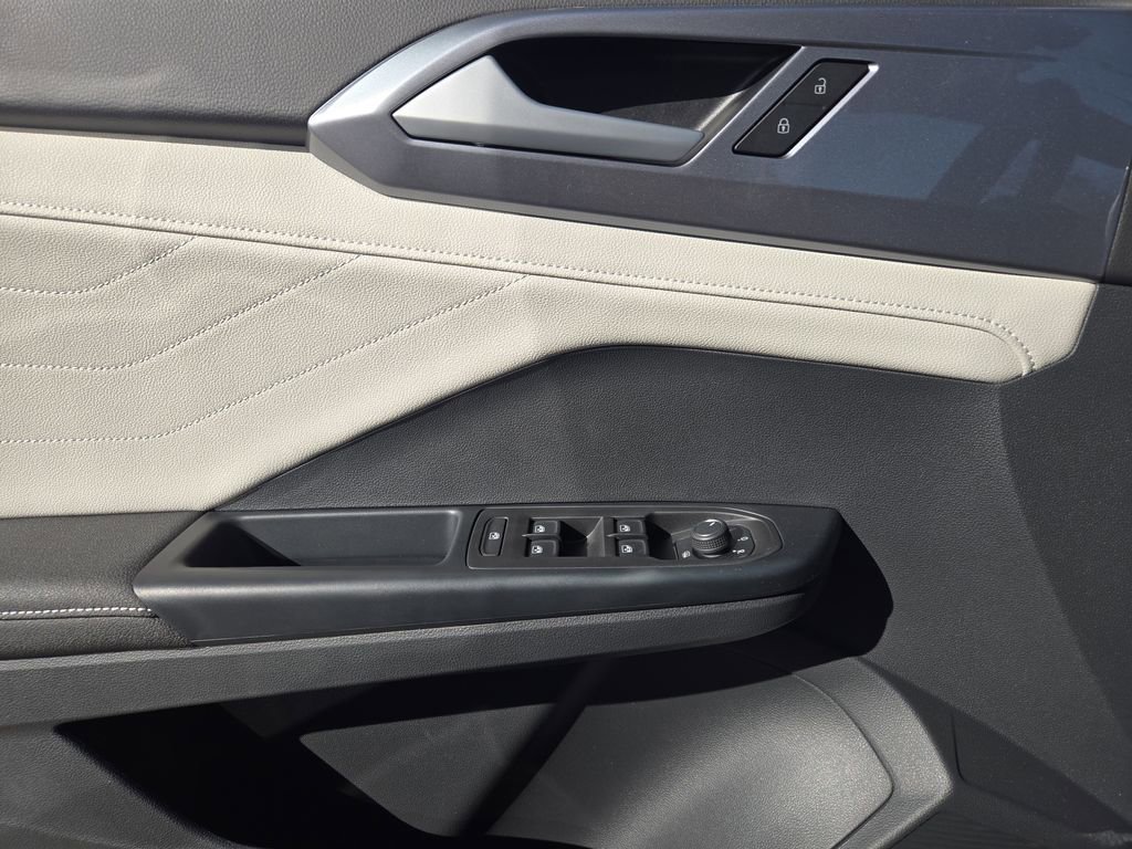 New 2026 Volkswagen Taos SEL image 18