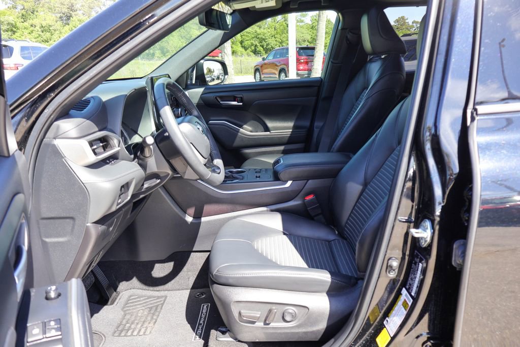 Used 2024 Toyota Highlander XSE FWD image 8