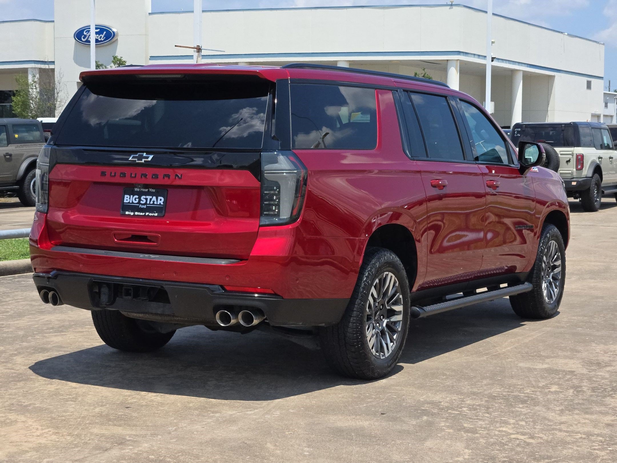 Used 2025 Chevrolet Suburban Z71 w/ Comfort Package AWD/4WD image 3
