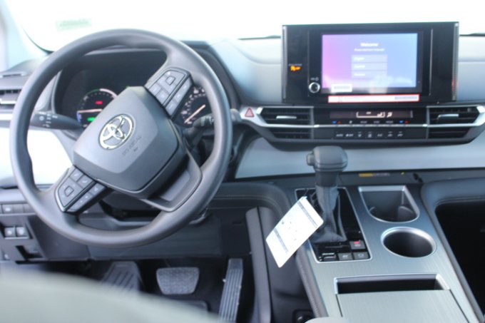 New 2026 Toyota Sienna LE FWD image 15