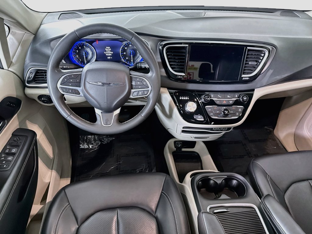 Used 2024 Chrysler Pacifica Touring-L FWD image 4