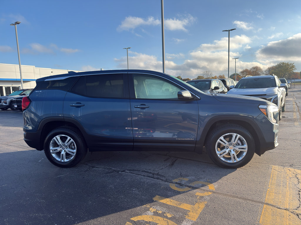 Used 2024 GMC Terrain SLE image 4