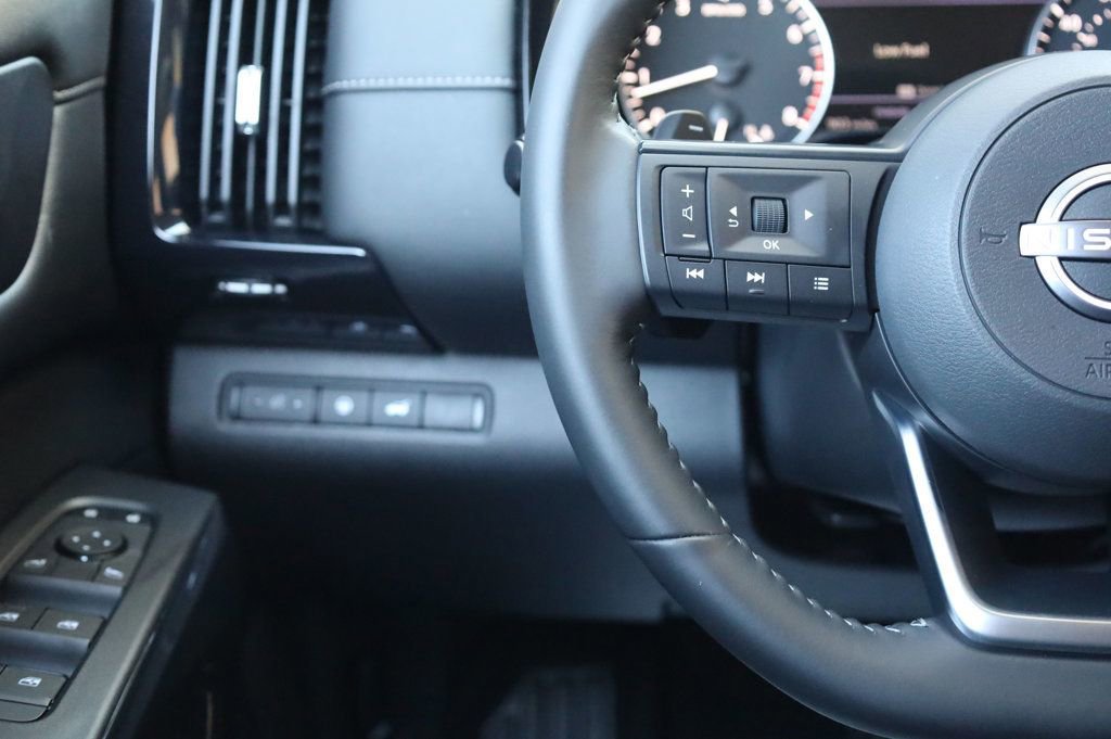 Used 2025 Nissan Pathfinder SV image 32