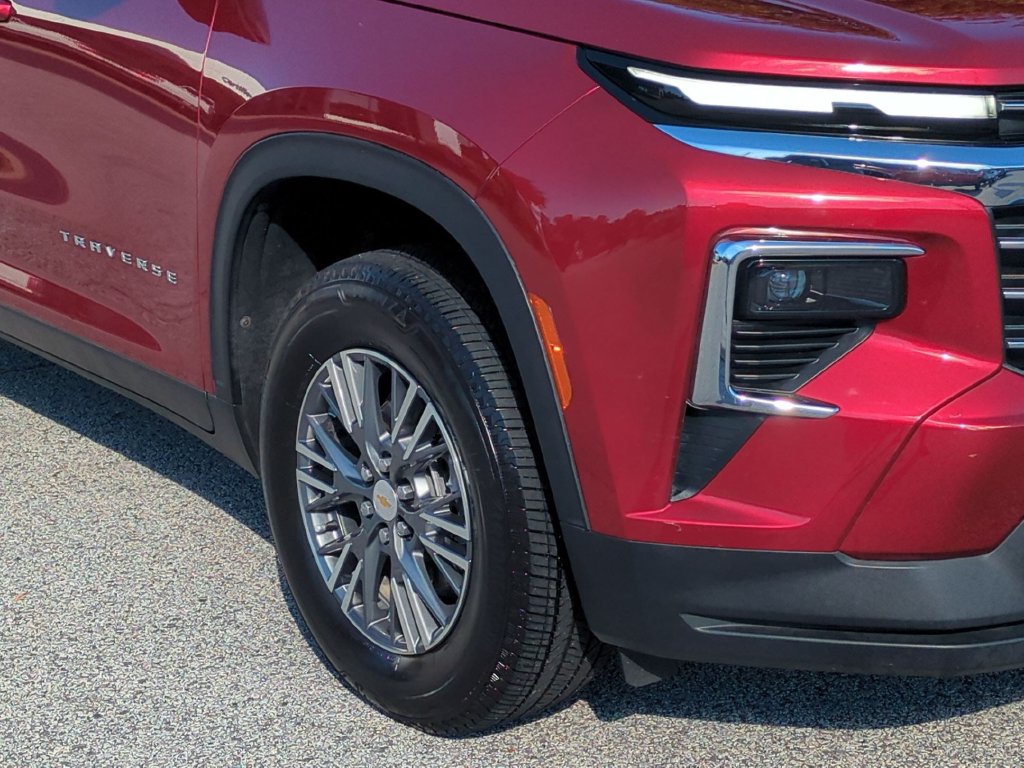 Used 2025 Chevrolet Traverse LT w/ Driver Confidence Package AWD/4WD image 9