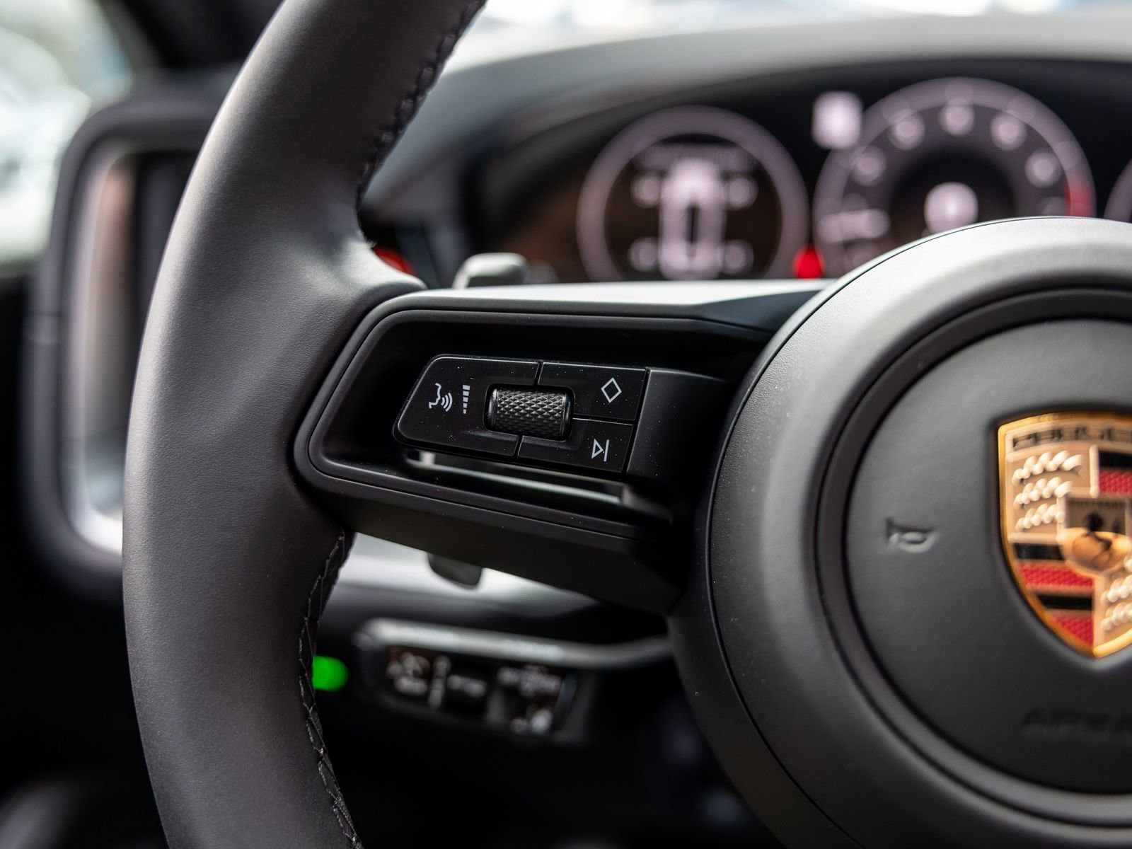 Certified 2025 Porsche Cayenne Coupe AWD/4WD image 28