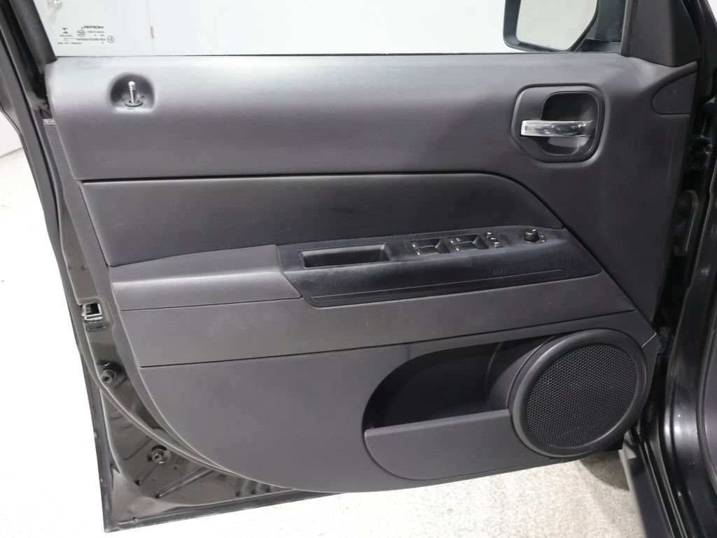 Used 2016 Jeep Patriot High Altitude AWD/4WD image 13