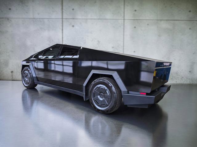 Used 2024 Tesla Cybertruck AWD Crew Cab image 7