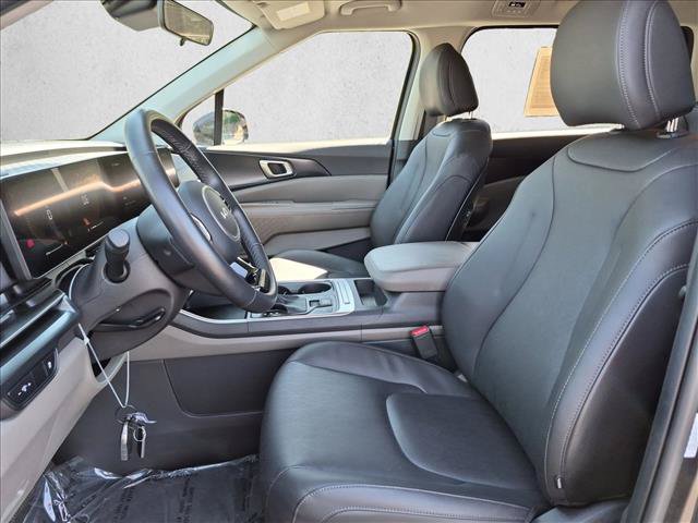 Used 2026 Kia Carnival FWD image 16