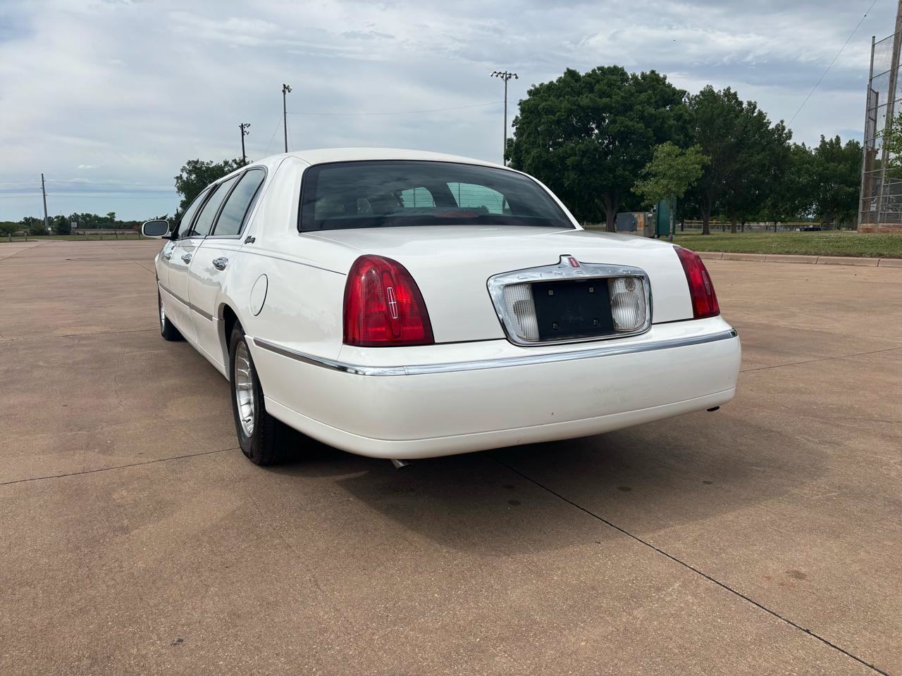 Used 1999 Lincoln Town Car Executive RWD image 7